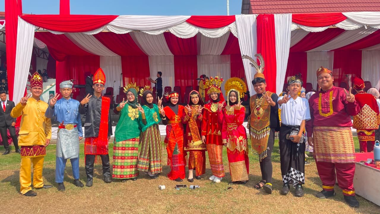 Harmoni Suara dan Budaya, Siswa MAN 2 HSU Sukses Meriahkan Upacara 17 Agustus Tingkat Kabupaten HSU